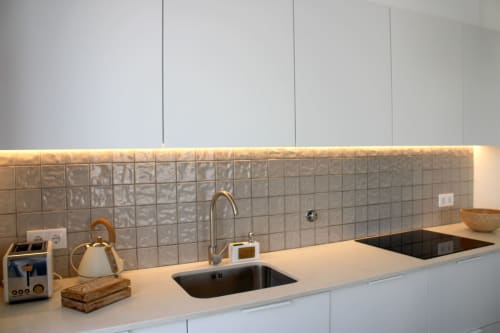 Cozinha moderna na villa Casa Tonel em Bordeira com armários brancos, backsplash cinzento e ambiente costeiro