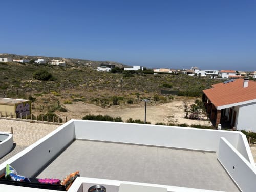 Terraço moderno na cobertura da villa com vistas para o mar e paisagem de Bordeira, Casa Tonel no Star Host