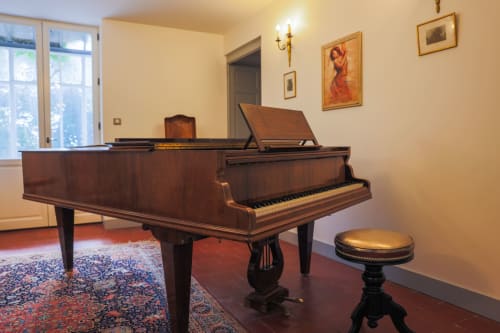 Le salon piano donne sur une petite verrière donnant elle-même sur le jardin.