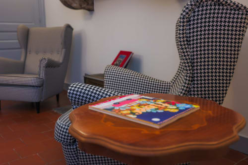 Le salon piano est aussi un espace de détente pour lire ou prendre le thé.