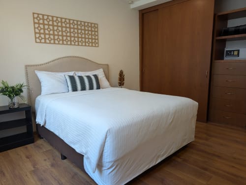 Dormitorio moderno en Casa Donceles, Ciudad de México con cama queen, cabecera beige, ropa de cama blanca, armario de madera y geométrico