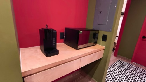 Tocador de baño moderno con cafetera negra y electrodomésticos en el hotel Casa Donceles de Ciudad de México
