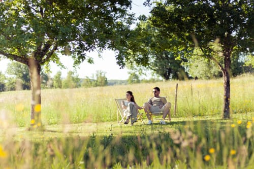 Séjour en pleine nature en Dordogne. Repos sous les arbres. Pépiite