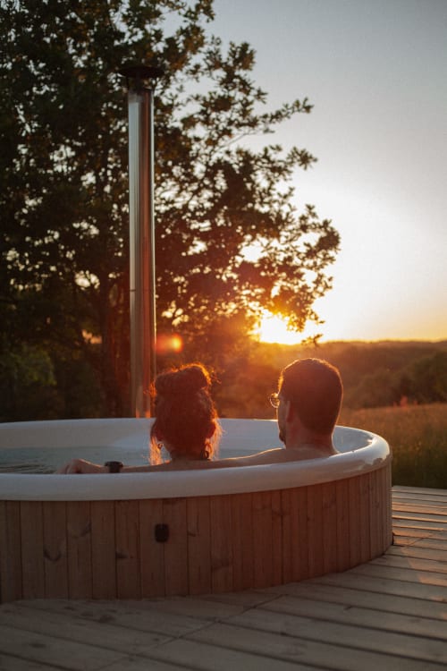 Bain nordique au coucher du soleil. Week-end romantique. Pépiite