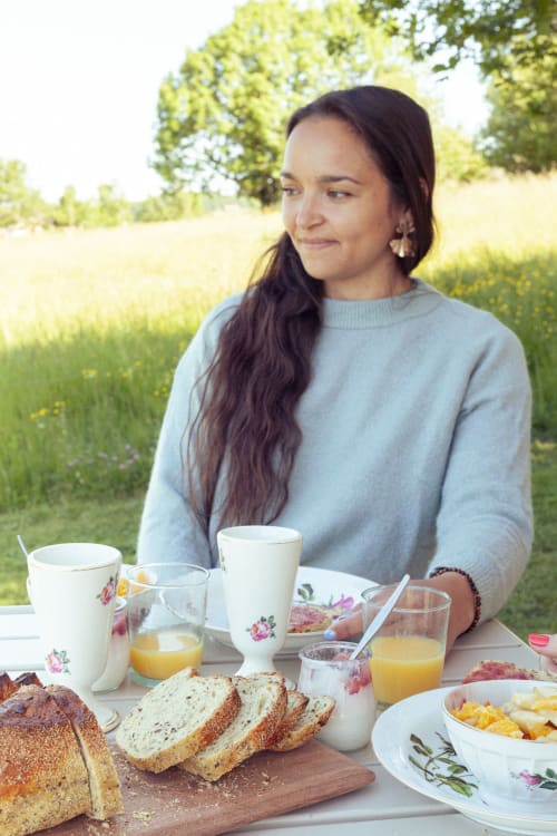 Petit-déjeuner en terrasse. Séjour en Dordogne. Pépiite