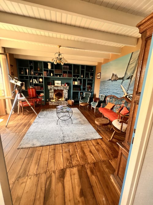 Élégant salon des Logis de Kergoulau avec cheminée, art nautique et mobilier d'époque à Concarneau