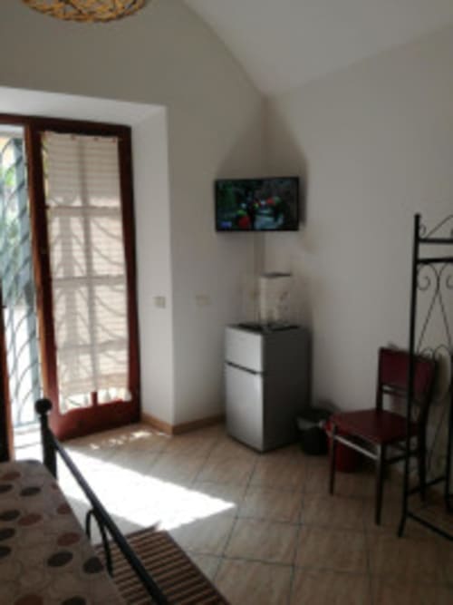 Camera con vista giardino alla Zia Amalia Villa Asfodelo di Alghero: TV, arredi minimali e luminosa luce naturale