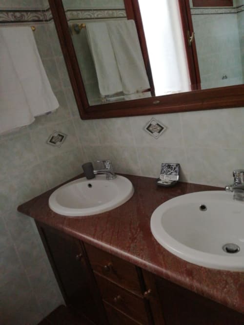 Bagno con doppio lavabo e vanity in legno scuro a Zia Amalia Villa Asfodelo, Alghero