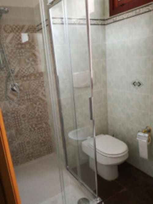 Bagno moderno di Zia Amalia Villa Asfodelo ad Alghero con doccia in vetro e toilette