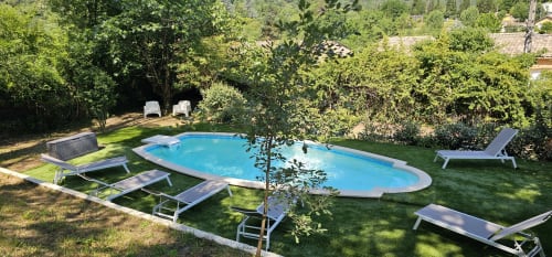 Piscine privée avec transats entourée de verdure – villa avec piscine Anduze Cévennes