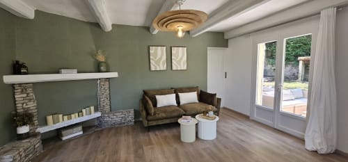 Salon avec cheminée et canapé velours vue sur terrasse et BBQ – villa L'Authentique Nuits d'Audace