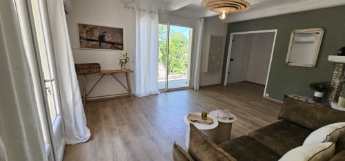 Salon avec vue sur les Cévennes  canapé velours – villa L'Authentique Nuits d'Audace