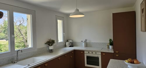 Cuisine moderne terracotta toute équipée vue sur Cévennes Nuits d'Audace