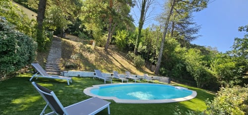 Piscine ovale privée avec transats – villa avec piscine Anduze Cévennes