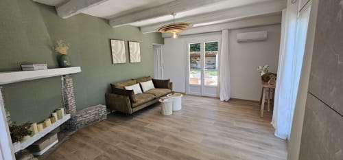Salon avec cheminée et canapé velours vue nature - villa l'Authentique Anduze Cévennes
