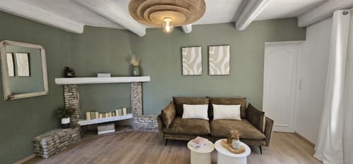 Salon avec cheminée et canapé velours – villa L'Authentique Nuits d'Audace