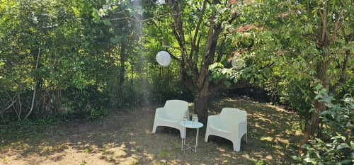 Fauteuils blancs de jardin sous bois Anduze villa l'Authentique | Nuits d'Audace