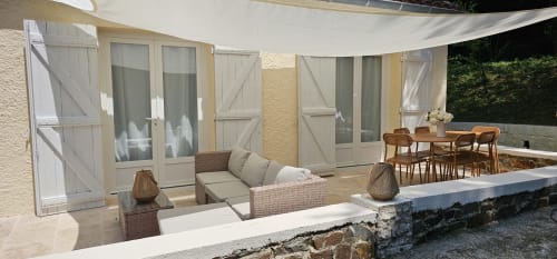 Terrasse ombragée et salon cozy table et chaise argile