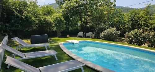 piscine ovale et transats et fauteuils vue Cévennes Anduze Nuits d'Audace