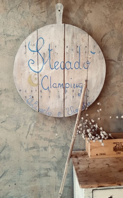 Pagaie en bois gravée 'Stecadò Glamping' avec design lune à l'Agritourisme Stecadò à Dolceacqua, Italie