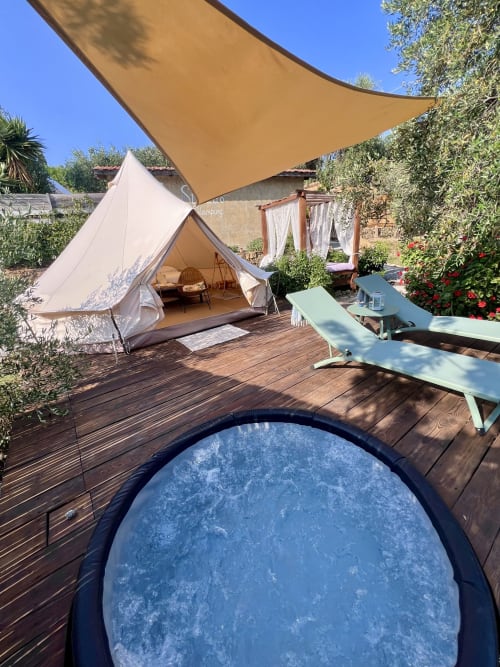 Tenda Lavanda presso l'Agritusmo Stecadò con vasca idromassaggio, lettini e vela ombreggiante nel giardino di Dolceacqua