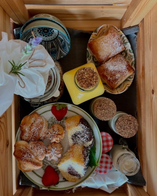 Plateau de petit-déjeuner en boîte en bois à l'Agritusmo Stecadò : pâtisseries, fruits rouges frais, tartinades et spécialités locales de Dolceacqua