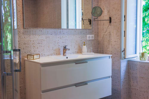 Spacious bathroom in the Chapter room