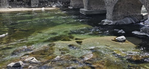 Rivière aux eaux cristallines sous pont romain – Anduze Cévennes Gard