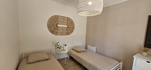 Chambre lits doubles décoration rotin villa l'Authentique Nuits d'Audace
