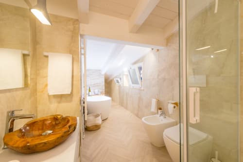 Bagno spazioso, curato con vasca freestanding