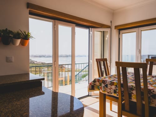 Sala de jantar com varanda com vista para o mar em villa de praia em Bombarral, Portugal