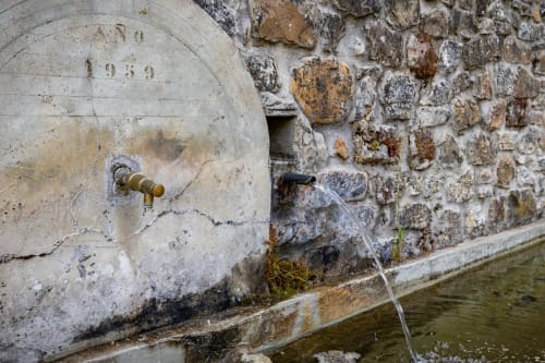 Rústica fuente de piedra en Casa Rural Sensaciones de Cuevas de Viñayo, España