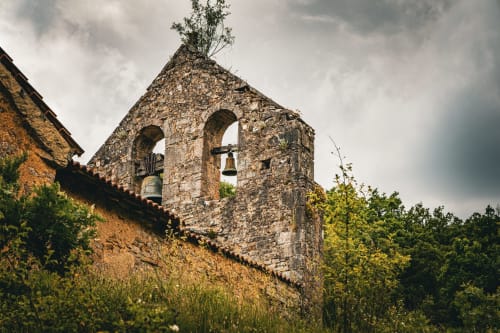Ruinas históricas de campanario de piedra rodeadas de exuberante verdor en Casa Rural Sensaciones, Carrocera, España