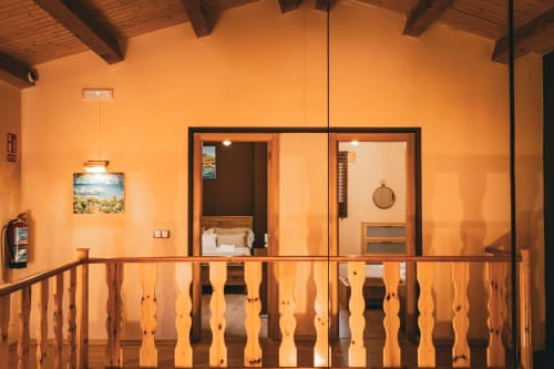 Balcón de madera con vistas al dormitorio de la villa Casa Rural Sensaciones en Cuevas de Viñayo, España
