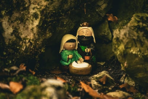 Figuras del Belén en cueva rústica de Casa Rural Sensaciones, Cuevas de Viñayo