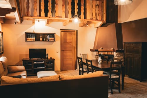Sala rústica de Casa Rural Sensaciones con vigas de madera, chimenea y comedor