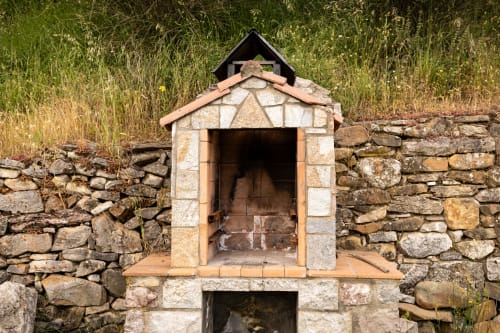 Santuario de piedra con refugio de madera en Casa Rural Sensaciones, Cuevas de Viñayo, Carrocera España