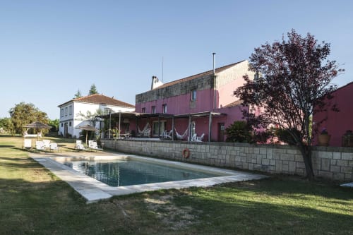 Casa das Jardas, casa rural de huéspedes en Ladoeiro con edificios rosa, piscina y jardines bien cuidados