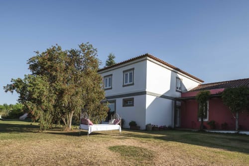 Casa das Jardas, alojamiento rural con edificios blancos y rojos, zona de jardín y árbol de sombra en Ladoeiro, Portugal