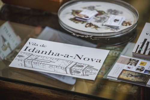 Materiales de viaje y plato decorativo de Vila de Idanha-a-Nova en el alojamiento rural Casa das Jardas