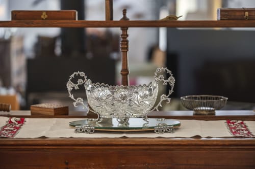 Cuenco de plata ornamental con asas exhibido en mesa de madera en Casa das Jardas, casa rural en Ladoeiro, Portugal