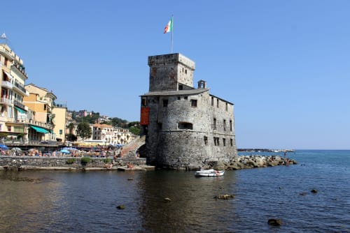 Torre medievale e edifici colorati sul waterfront di Rapallo, vicino all'Hotel Bel Sit, Italia