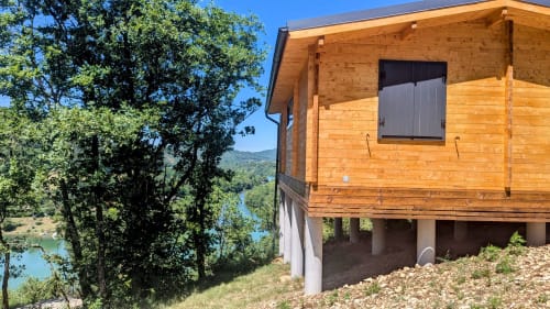 Lodge in legno con vista sul lago e sulle montagne a Serrières-sur-Ain, elevato su fondamenta in cemento con accesso a terrazzamenti