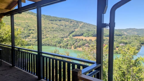 Vista panoramica del lago e delle montagne dalla terrazza del Lodge LE CHAMOIS presso Cabanes et lodges du Belvédère, Serrières-sur-Ain
