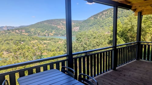 Vista panoramica del lago dalla terrazza del Lodge LE CHAMOIS presso Cabanes et lodges du Belvédère, Serrières-sur-Ain, con bosco