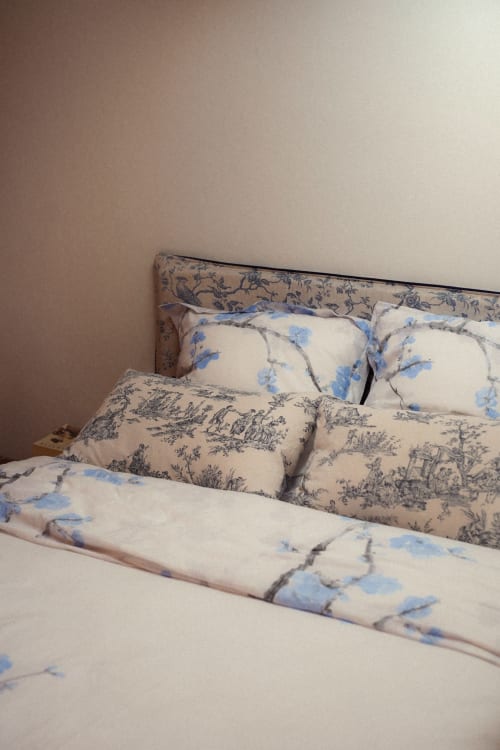 Vue de l'intérieur de la chambre : lit sur-mesure, draps vintage 