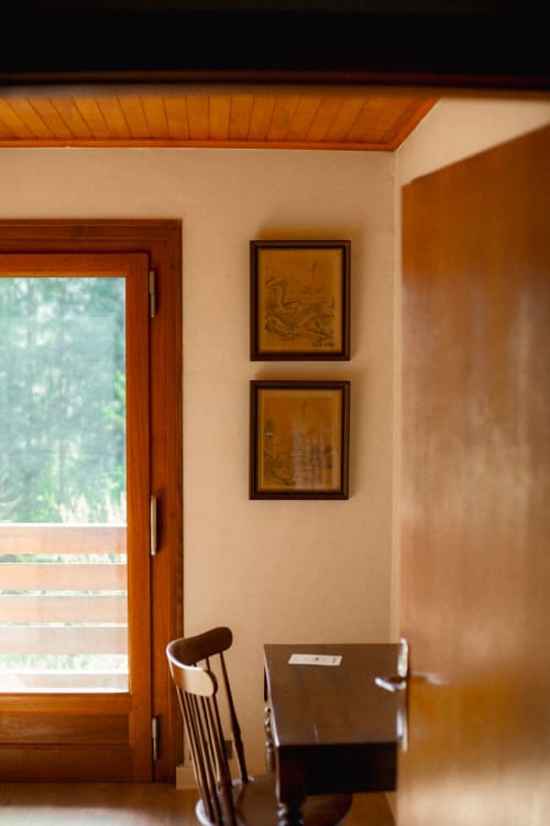 Coin bureau et porte-fenêtre avec vue sur la montagne