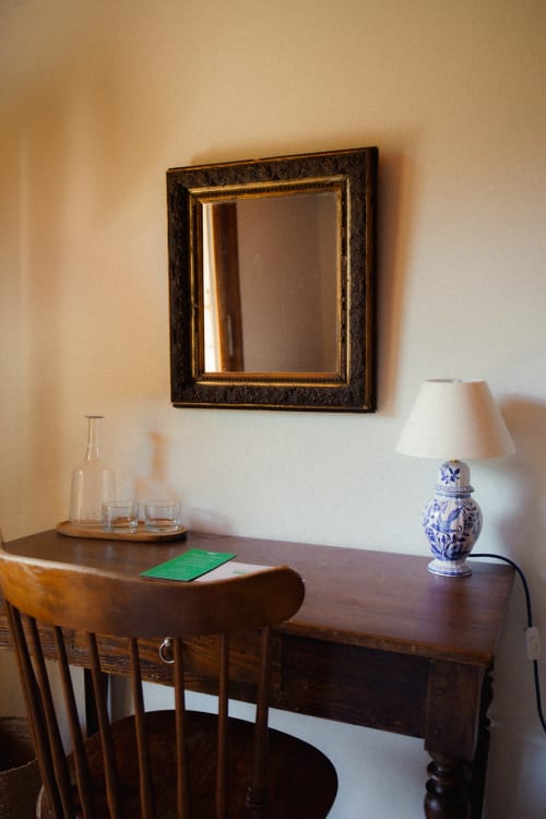Coin bureau, papeterie et reflet du lit dans un miroir vintage dans la chambre "Jouy"