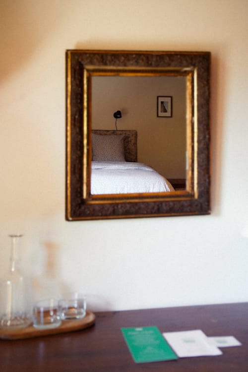 Coin bureau, papeterie et reflet du lit dans un miroir vintage dans la chambre "Jouy"