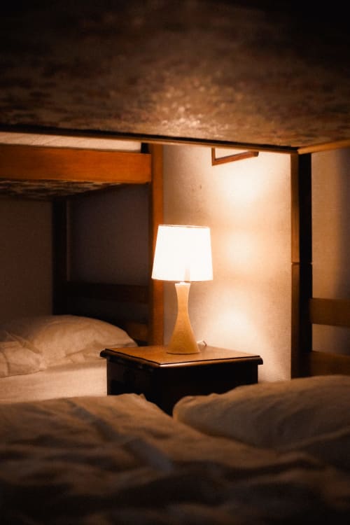 Lumière cosy dans le dortoir